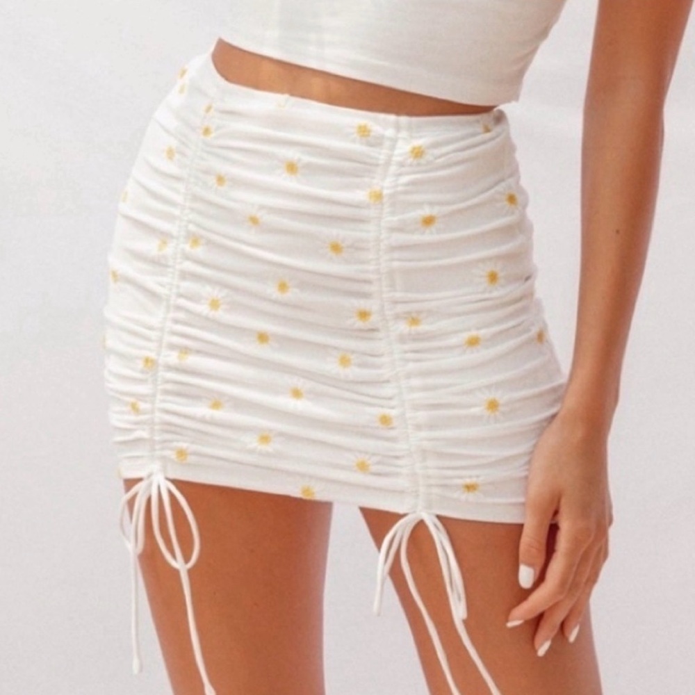 Princes Polly Daisy Chain White Floral Ruched Mini Skirt Sz 0 NWOT